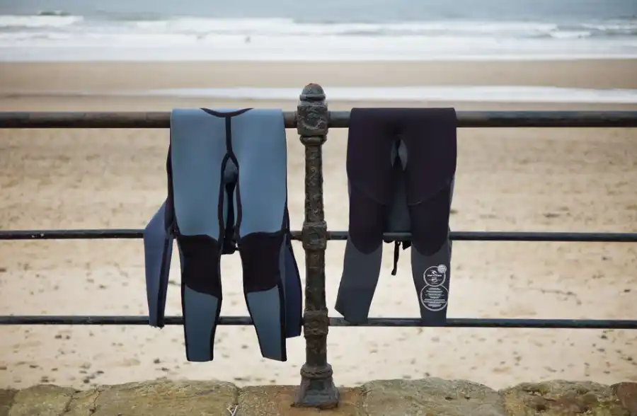 colgar el neopreno por la mitad del traje