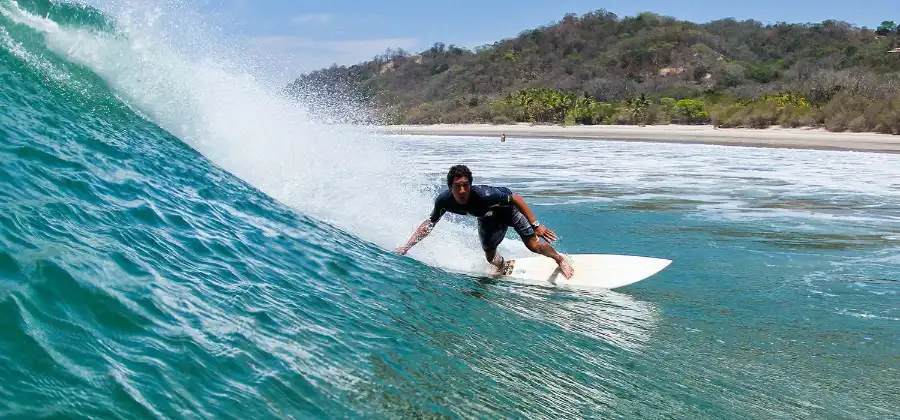 Costa Rica surfista en la ola