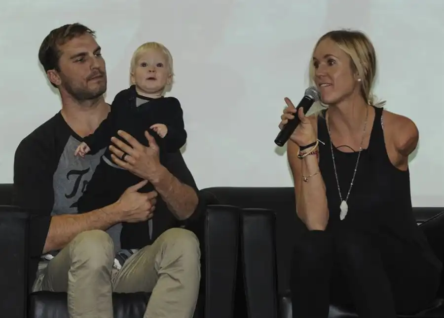 Bethany Hamilton surfear sin brazo