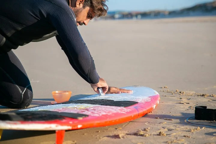 Elegir la parafina o el grip para tu tabla de surf