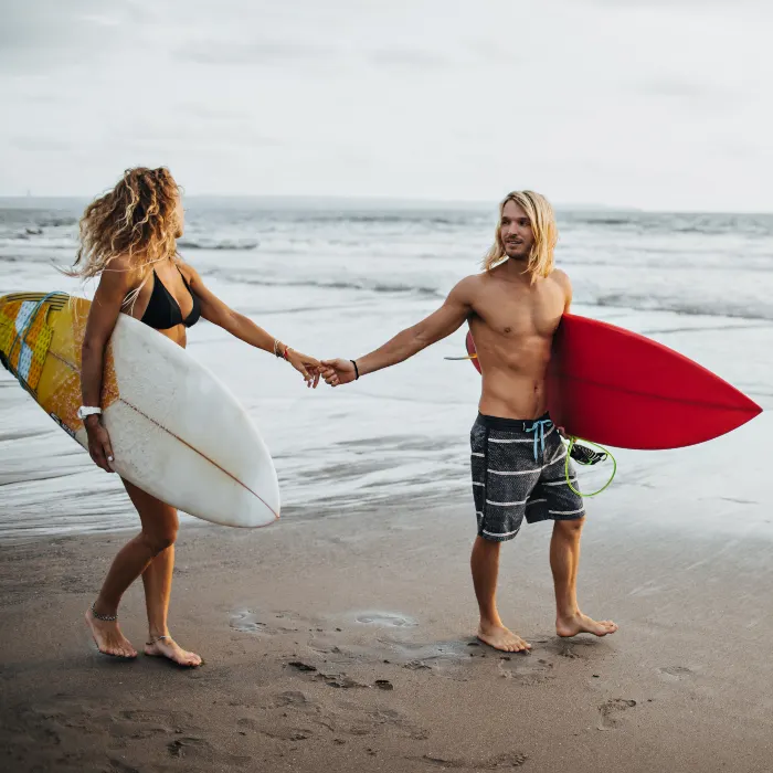 pareja surfers